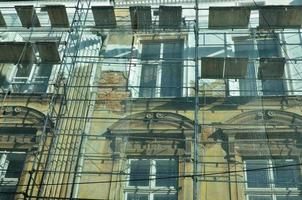 el antiguo edificio está en reconstrucción. andamios instalados y protegidos por una malla fuerte foto