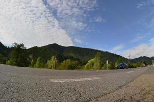 carretera asfaltada en el terreno montañoso por la mañana foto