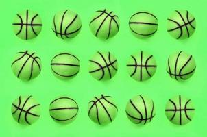 muchas pequeñas bolas verdes para el juego deportivo de baloncesto se encuentran en el fondo de la textura foto