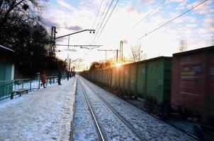 paisaje de invierno por la noche con la estación de tren foto