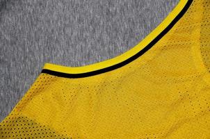 vista superior de la superficie textil de tela. Calentador arrugado de primer plano y textura de tejido de punto con un patrón de rayas finas. textura de tela de ropa deportiva. camiseta de baloncesto de colores y sudadera con calentador foto