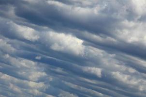 un cielo azul con muchas nubes blancas de diferentes tamaños foto