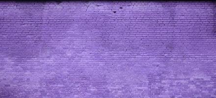 la textura de la pared de ladrillo de muchas filas de ladrillos pintados de color violeta foto