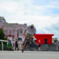 imagen desenfocada de mucha gente con bicicletas bmx. encuentro de aficionados a los deportes extremos foto