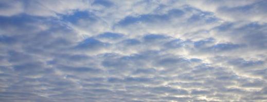 textura de un cielo nublado sombrío al amanecer foto