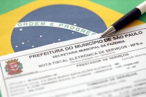 ternopil, ucrania - 20 de mayo de 2022 factura electrónica brasileña por copia de servicios - nfse nota fiscal eletronica de servicos del ayuntamiento de sao paulo, secretario municipal de economía foto