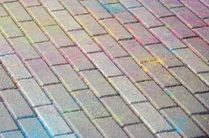 losas de pavimentación multicolores, recubiertas de polvo con colores secos en el festival holi foto