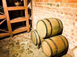 grandes barriles redondos de madera para cerveza, vino en la antigua bodega de la edad media hecha de ladrillo