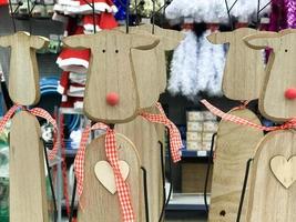 pequeño y hermoso juguete de navidad decorativo de madera lindo ciervo festivo de año nuevo con narices rojas. el fondo foto