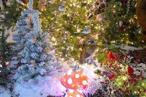 Decoración navideña. decoración del árbol de navidad en forma de manzana. rodeado de cuentas y guirnaldas foto