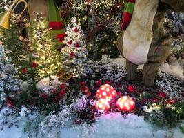 interior de navidad, luz de la chimenea del árbol de navidad, habitación de casa decorada foto