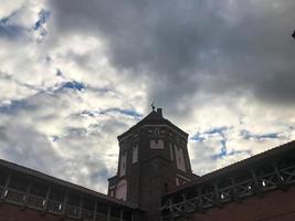 torres y agujas de un antiguo y hermoso castillo medieval de piedra alto contra un cielo azul foto