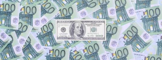 El billete de 100 dólares se encuentra en un conjunto de denominaciones monetarias verdes de 100 euros. mucho dinero forma un montón infinito foto