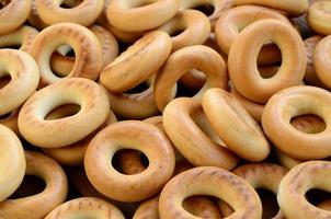 foto de primer plano de bagels amarillos frescos. un tipo popular de productos de harina. uno de los dulces tradicionales rusos para el té