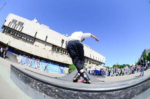 kharkiv, ucrania - 27 de mayo de 2018 patinaje sobre ruedas durante el festival anual de culturas callejeras foto