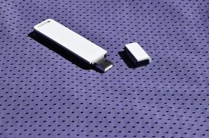 se coloca un moderno adaptador wi-fi usb portátil en la ropa deportiva violeta hecha de fibra de nailon de poliéster foto