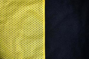 Fondo de textura de tela de ropa deportiva. vista superior de la superficie textil de tela de nailon de poliéster amarillo. camiseta de baloncesto de color con espacio libre para texto foto