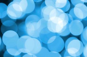 Fondo abstracto elegante de Navidad festiva azul con muchas luces bokeh. imagen artística desenfocada foto