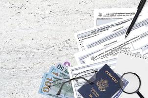 formulario del departamento de estado ds82 solicitud de renovación de pasaporte estadounidense para personas elegibles se encuentra en la mesa y lista para llenar. papeleo durante las operaciones con el concepto de pasaporte estadounidense foto