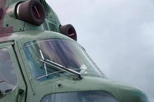 fragmento de cabina de helicóptero de cerca. fuselaje de avión de camuflaje y vidrio a prueba de balas foto