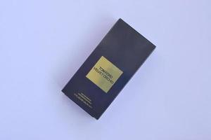 kharkov, ucrania - 9 de diciembre de 2020 el frasco de perfume de fragancia de orquídea de terciopelo tom ford se encuentra sobre un fondo lila claro. tom ford es un diseñador de moda estadounidense que lanzó su marca de lujo homónima en 2006 foto