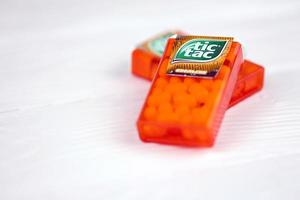 Jarkov. ucrania - 2 de mayo de 2019 gotas de tic tac con sabor a naranja. los tic tacs son fabricados por el pastelero italiano ferrero y se produjeron por primera vez en 1968 foto