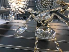 bolas de cristal colgantes facetadas de lujo. bolas decorativas interiores y adornos foto
