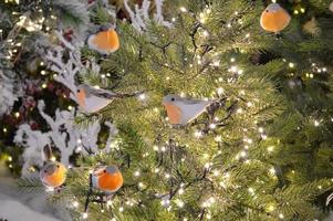 fondo de ramas de abeto con varias decoraciones rústicas acogedoras y guirnaldas doradas foto