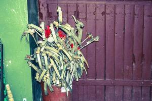 piezas de repuesto para extintores en la estación de servicio de extintores, dispositivos de bloqueo y arranque, tuberías y cilindros en una planta industrial foto