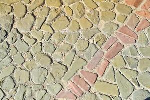 la textura del camino de piedra, pavimento, paredes de grandes piedras grises redondas medievales antiguas, adoquines. el fondo foto