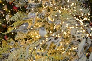 fondo estacional con juguete de navidad en el árbol. concepto de celebración. enfoque suave. Bokeh audaz festivo foto