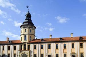 altos campanarios y torres, el techo de un antiguo castillo barroco medieval, un renacimiento, gótico en el centro de europa contra un cielo azul foto