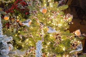 árbol de navidad decorado con bolas y luces. concepto de celebración de año nuevo foto