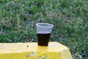 un refresco sin alcohol se vierte en un vaso. foto