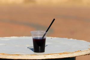 un refresco sin alcohol se vierte en un vaso. foto