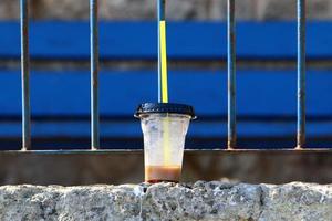 un refresco sin alcohol se vierte en un vaso. foto