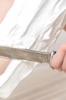 piernas de mujer afeitándose con cuchillo foto