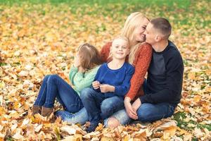 retrato, de, familia joven, sentado, en, otoño sale foto