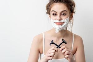 mujer con espuma de afeitar en la cara foto