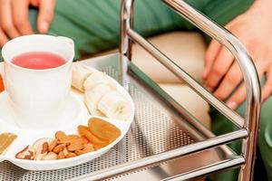 beber té con frutos secos entre dos médicos varones y una mujer. foto