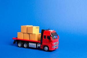 un camión rojo cargado de cajas. servicios de transporte de mercancías y productos, logística e infraestructura. compañía de transporte. almacenamiento y suministro. optimización de la logística de entrega. foto