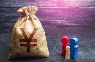 figuras familiares y bolsa de dinero en yuan chino o yen japonés. ayuda y apoyo social. nivel de ingresos, presupuesto. alta deuda investigación social, preferencias del consumidor. segmentación. subvención demográfica. foto