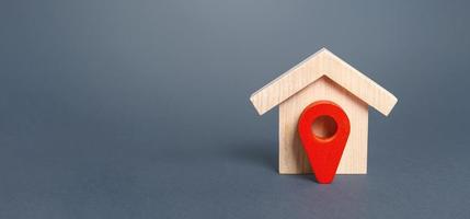 House and red location pointer. Search for new housing options in the current area. Surrounding infrastructure. Moving to another house. Delivery service directly home. Quarantine mode, stay indoors. photo