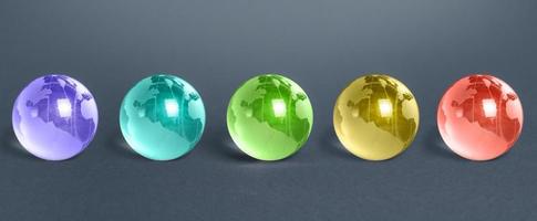 cinco globos de cristal multicolores del planeta tierra. globalización y mercados. pronósticos futuros desarrollo mundial. conservación del medio ambiente. Exoplanetas y exploración espacial. idiomas extranjeros. foto