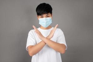 los asiáticos usan máscaras y usan sus brazos para protegerse contra las enfermedades. foto