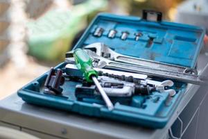 El primer plano de la herramienta consta de tornillos, llaves, tuercas y otros en la caja de un electricista. foto