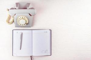 teléfono antiguo con una libreta foto