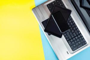 computadora portátil con tableta y teléfono inteligente foto