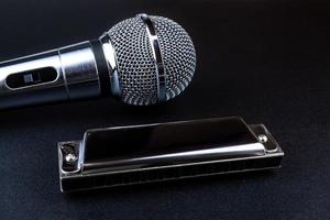 micrófono y armónica