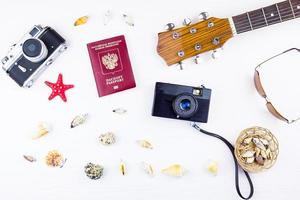 conchas marinas con una guitarra y una cámara foto